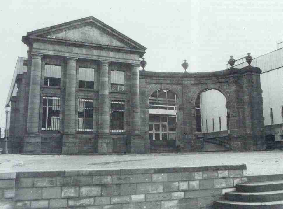 Colonnade de l’ancien palais épiscopal de Saint-Dié par Carbonnar (1780).