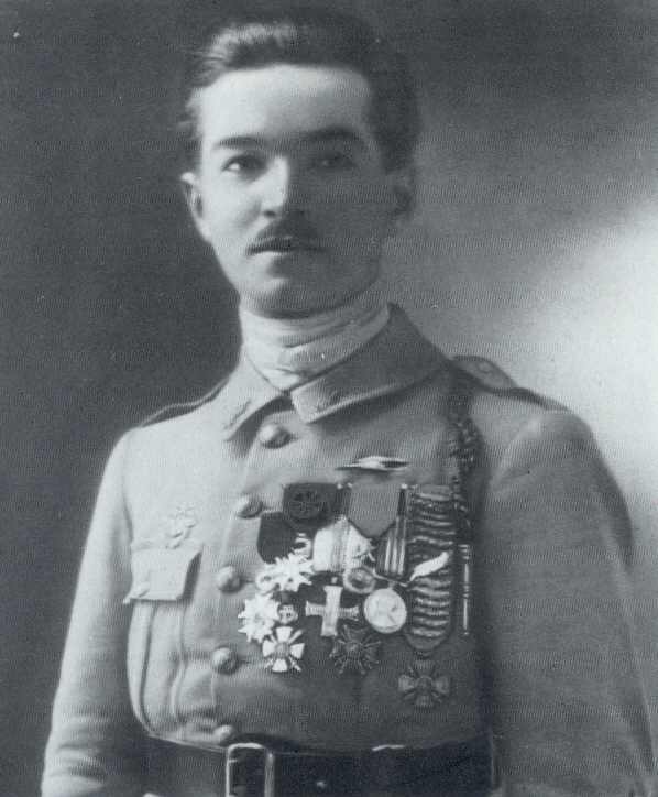 René Fonck. On remarquera la croix de guerre avec 15 citations.