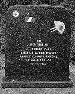 La stèle a été érigée sur le site du monument des Déportés, à quelque cent mètres de l’endroit où Paul Urion a perdu la vie.